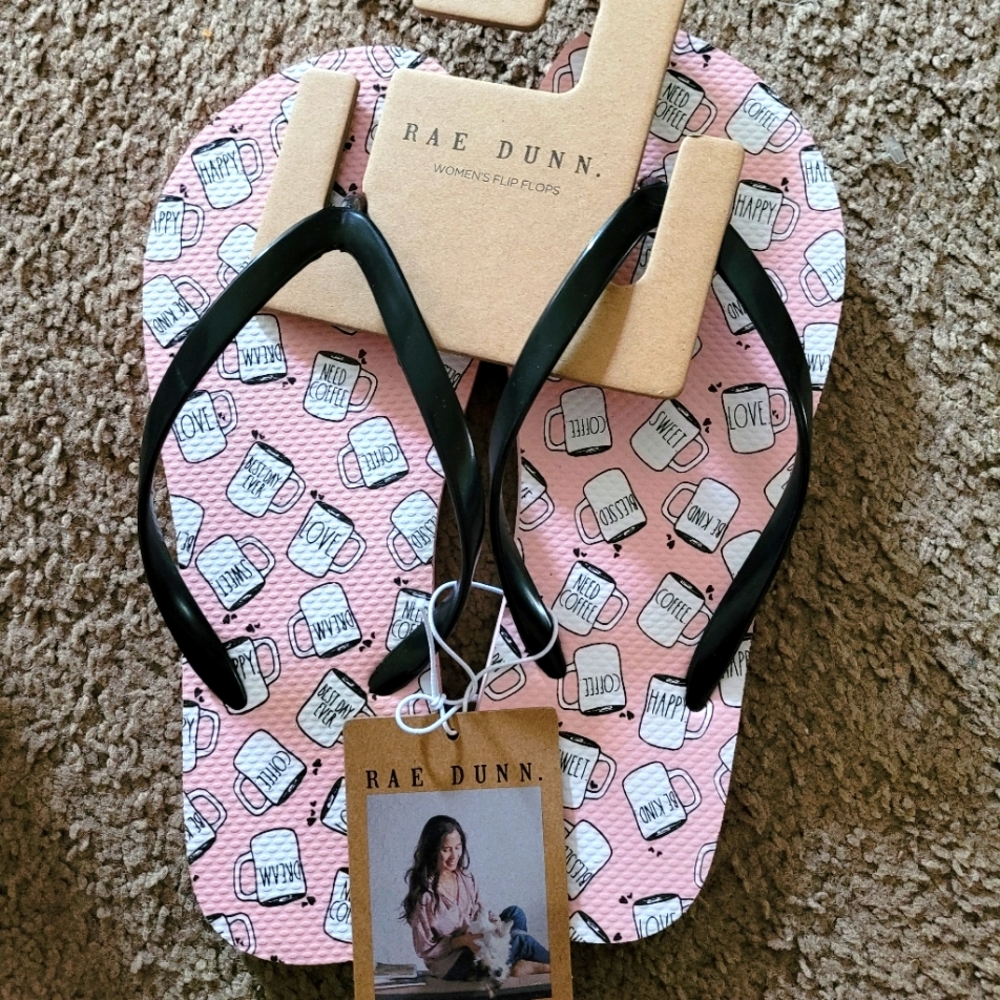 Rae Dunn Flip Flops size 7